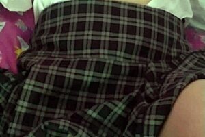 una compa�era del salon me dejo cogerla a cambio de la tarea de matem�ticas y la deje escurriendo de semen debajo de su falda casero real