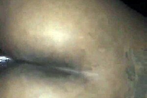 Liat memek basah jalang naik kontol hitam itu