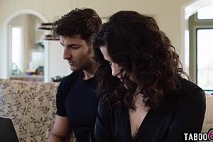 Computer technician finds porn on Latina MILF Victoria Voxxx's PC and deepthroats her