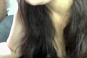 Kittypop给心爱的大学女生做湿漉漉的口交，近距离射精