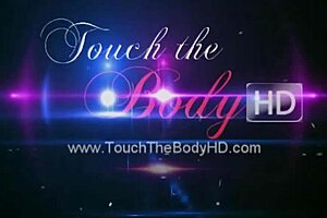 棕发美女亲密油压放松给伴侣😊