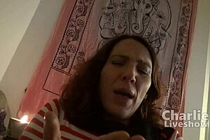 Un Gros Gode En Verre Pour Le Cul De Charlie