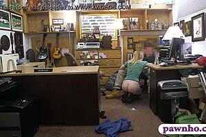 漂亮金发妹当铺老板隐藏摄像头猛互动