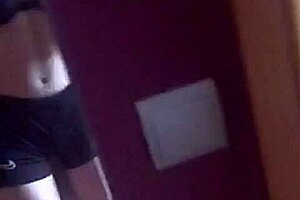 Chica se graba en el baño con grandes tetas y culo