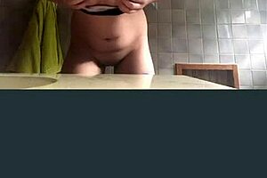 Chica se graba en el baño con grandes tetas y culo