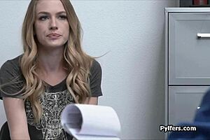 bending over solves everything for this blonde 😜