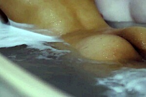 el deseo prohibido se desataba en el apartamento cuando la madre de su amiga y el amigo sucumbían a la tentación