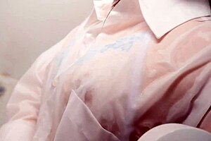 アリス、日本美女が騎乗位で激しく乗り、JAVクリップでメチャクチャな顔射を受ける