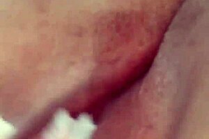 Novinha enlouquecida com brincadeira solo na parte 3! 😜