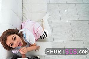 Tatlı kız üvey kardeşine tıraşlı amıyla yasak ilişkiyi itiraf ediyor