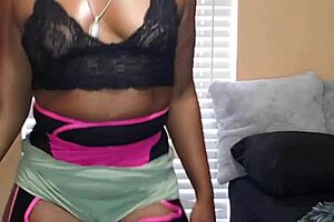 naejae, is that ass grinding on the pole?