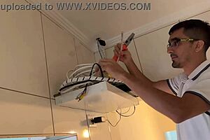 Chamei Eles Para Concertar A Internet E Acabei Fudendo Com Os Dois