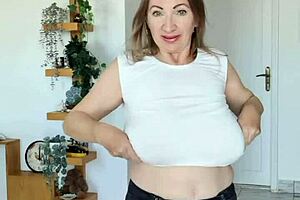 Gloryhole kurva szopja a nagy fekete szörny farkát hardcore bukkake cumshot sessionben