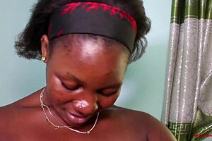 这个雅温得街头女孩用假阳具公开自慰，她的大黑屁股在街上疯狂摇晃