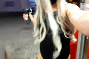 myjnia samochodowa com transsexual em publico outdoor