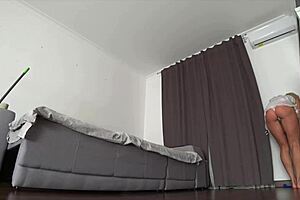 Szomszéd jött kávéért és seggbe baszott, míg férjem elment