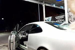 myjnia samochodowa com transsexual em publico outdoor