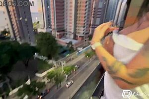 sentei e chupei o cacete do meu namorado e depois ele me comeu na sacada do apartamento - drii cordeiro