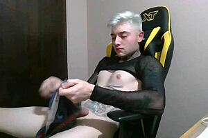 High price for penetration: a girl shows she wants a sexual contact through webcam and the public space
