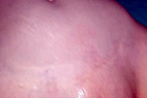 ruiva madura gostosa ganha massagem de óleo e goza muito com pau