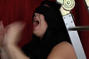 Bbw beauty laura enjoys foot tickling