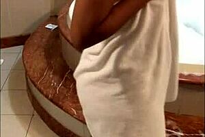 Ebony Babe Twerks Wet Ass In Bathtub