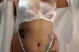 teasing in sexy lingerie 😘