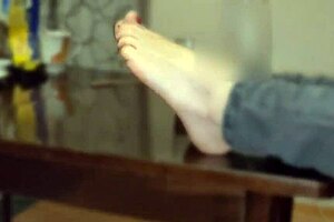 Video homemade de una housewife se las arregla para meterle la polla a la garganta de otras house wives con el deseo dejar rastro de sus pios pies y su enorme rollo de punteras