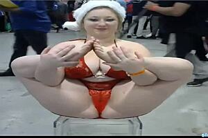 Chubby Blonde Shows Big Booty On Webcam