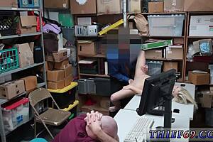 Blondínka Teen 18+ Chytená v Zakázanom Hlbokom Anále s Policajným Uniformovaným Podozrivým