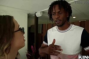 Jackie Hoff Performs Engaging Livestream By Poolside