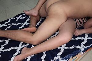 así se pone para que se la meta mi hermanastra