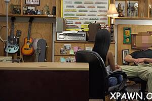 reality babe gives oral and reaches orgasm 😍