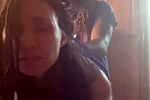 Latinská dredka se ohýbá přes kuchyňskou linku pro tvrdé jebání