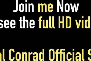 Prsatá Teal Conrad si prstí v horkém sóle