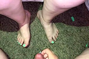 我射在女友漂亮脚和脚趾上