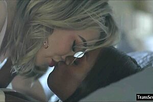 看这位美丽法国人妖用大鸡巴挑战可爱黑女孩，在欧洲18+青少年场景中特色怪物鸡巴