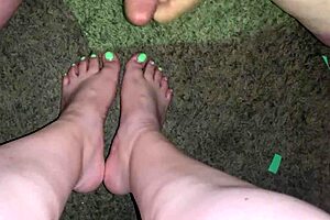 Amateur guy ejaculates on girlfriend's feet and toes POV video