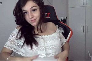 Carolzinhasg dances and moves sensually in this video.