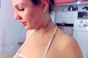 minha empregada domestica mostra peitos grandes e bunda sexy arrumando casa