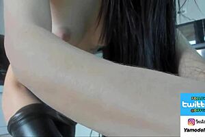 amazing brunette shakes her wet ass on webcam