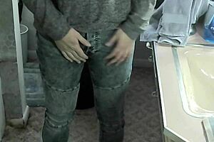 watch my big coc come out of my pantz and grow in my hand to later cum