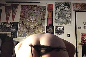 Gay Boy Shakes His Big Ass Seductively