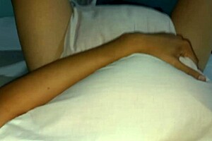 Follando La Almohada Hasta Correrme