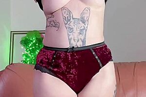 Intense fingering brings curvy babe to orgasm