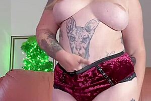 Intense fingering brings curvy babe to orgasm