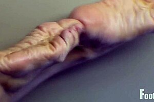 Jade Vixen Gives Wrinkled Feet Massage