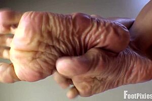 Jade Vixen Gives Wrinkled Feet Massage