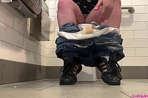 Bouncing boobs pissing pussy dirty feet and shoes 😏