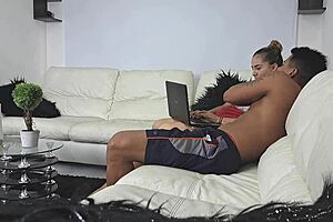 Mi amigo se calienta y quiere que chupe su enorme verga colombiana